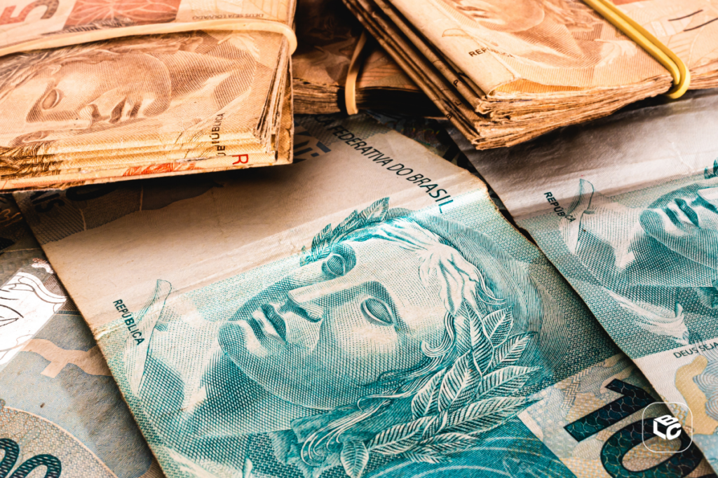 Notas de Real em close-up, mostrando o valor e a imagem de uma figura feminina.