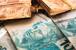 Notas de Real em close-up, mostrando o valor e a imagem de uma figura feminina.